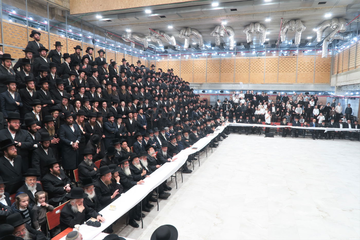 האדמו"ר ממודז'יץ בהדלקת נרות חנוכה