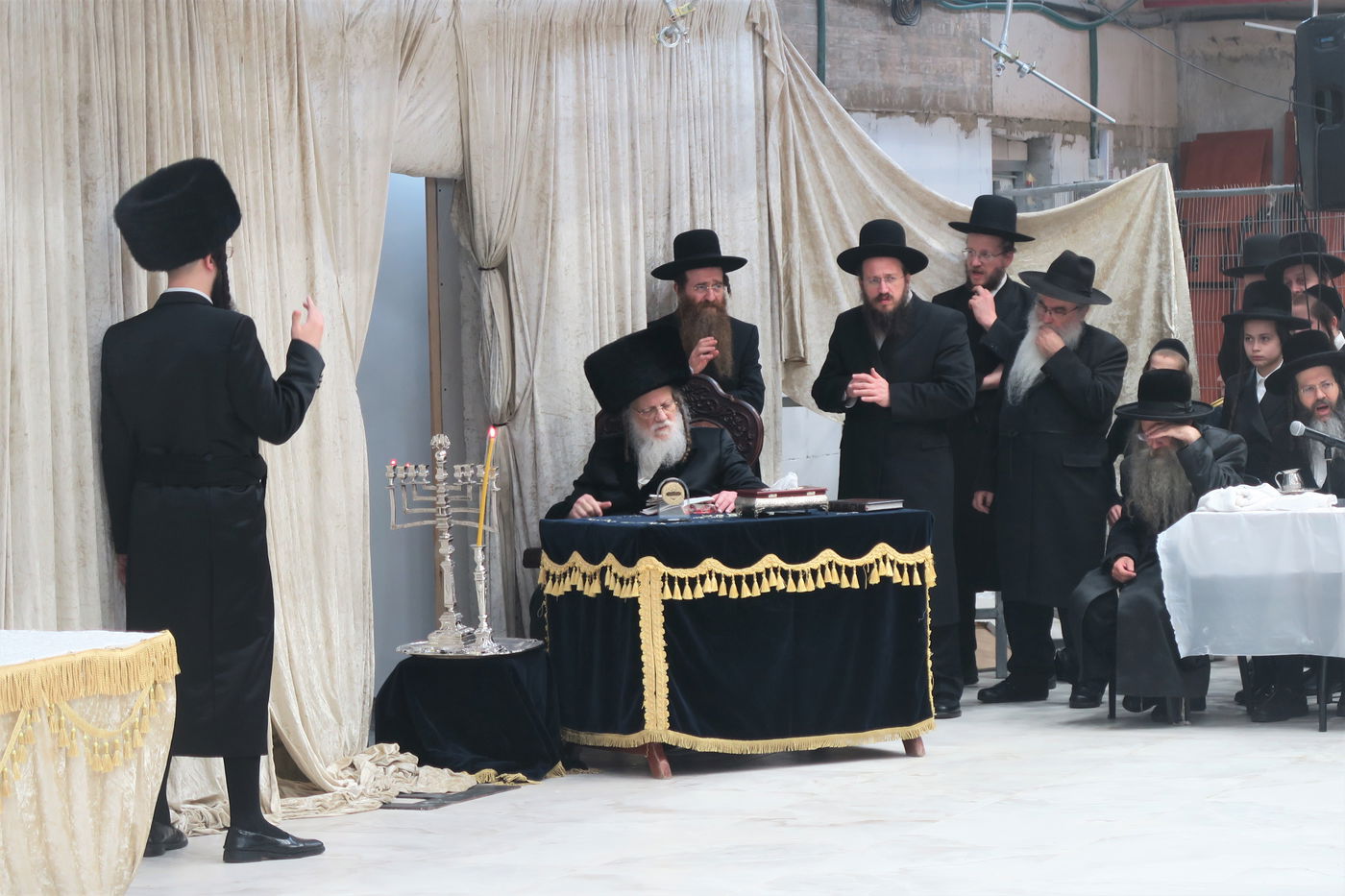 האדמו"ר ממודז'יץ בהדלקת נרות חנוכה