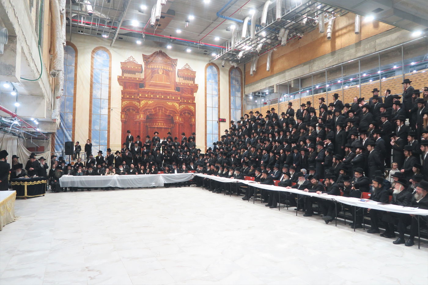 האדמו"ר ממודז'יץ בהדלקת נרות חנוכה