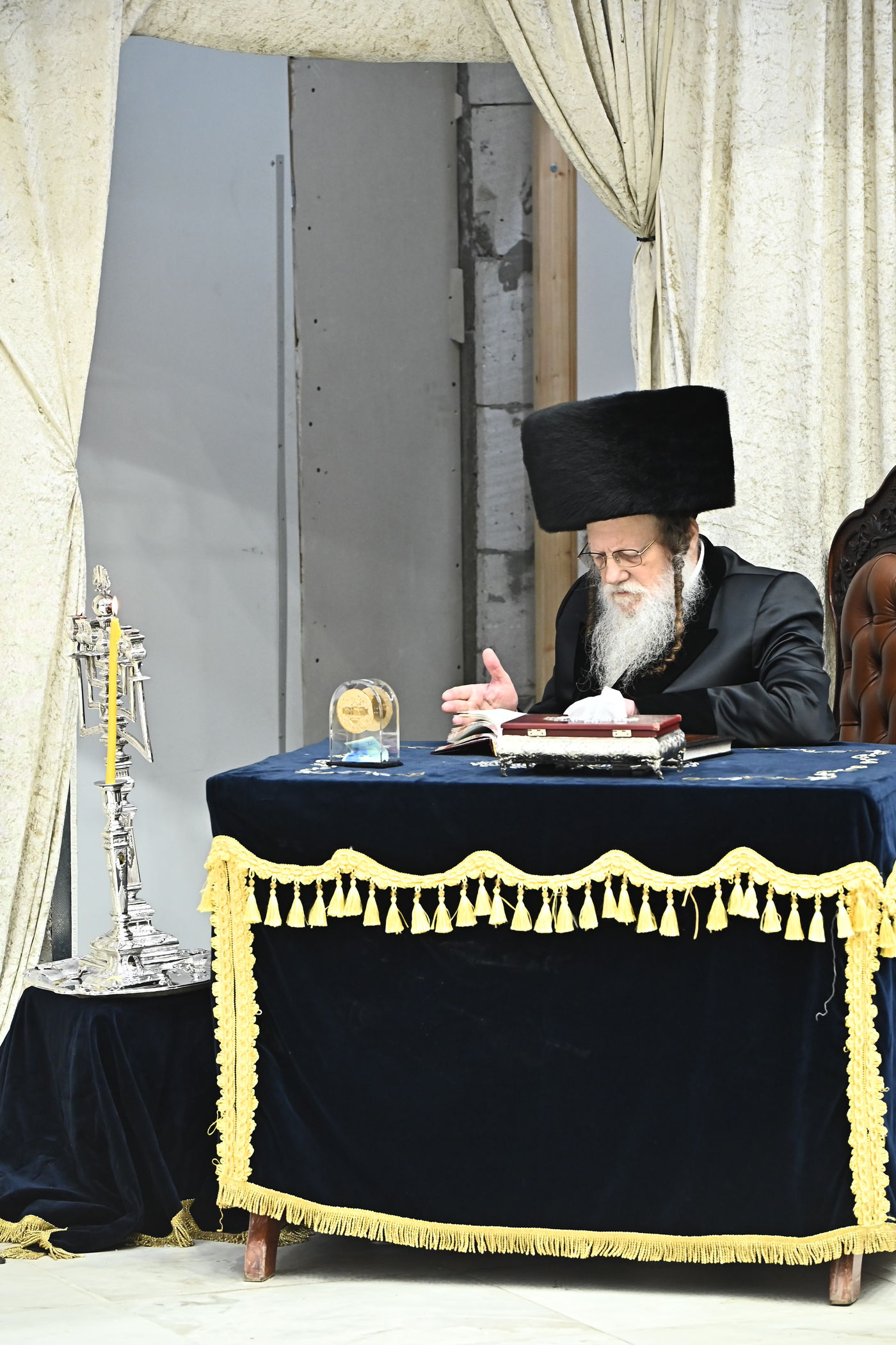 האדמו"ר ממודז'יץ בהדלקת נרות חנוכה