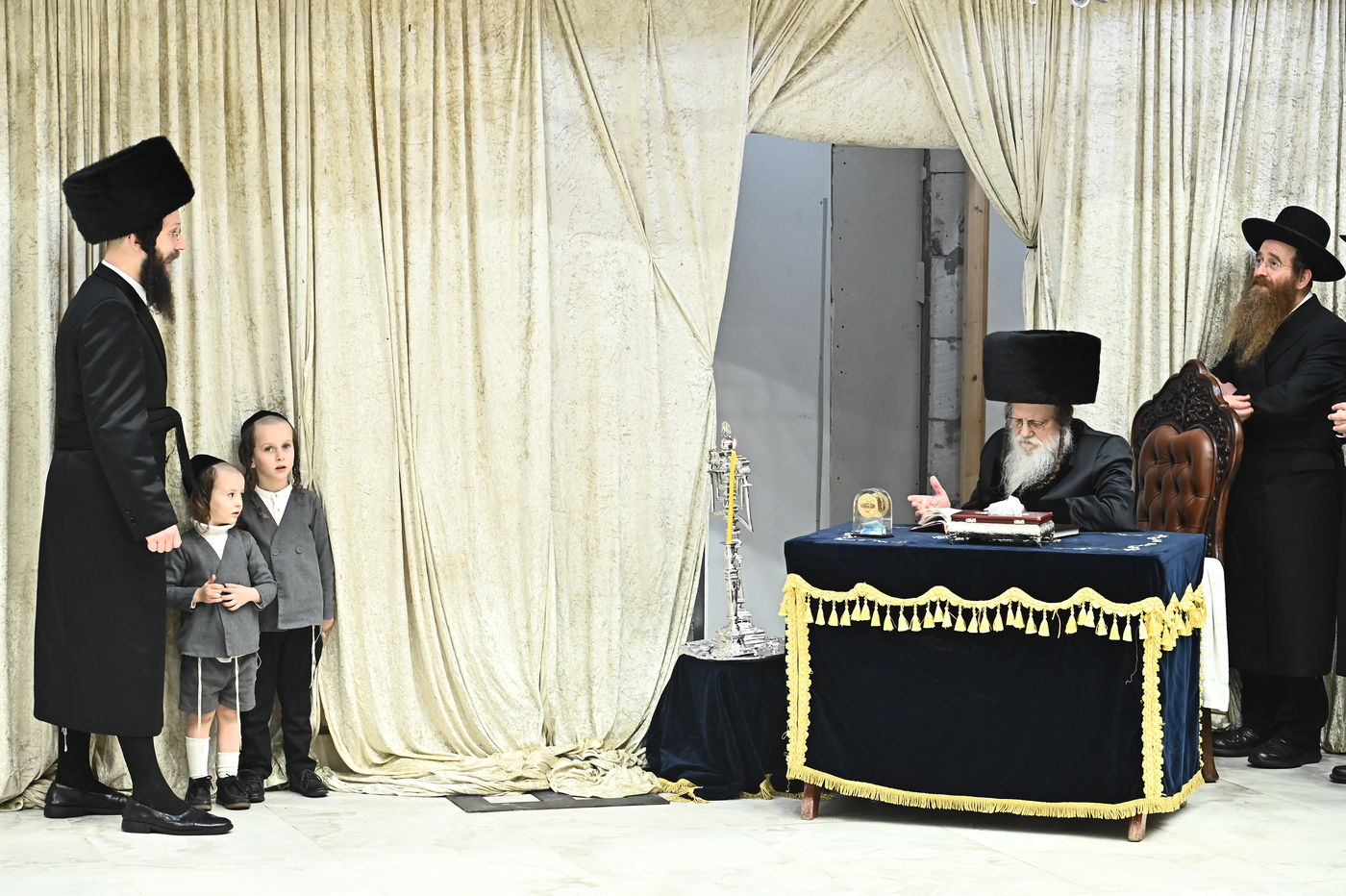 האדמו"ר ממודז'יץ בהדלקת נרות חנוכה