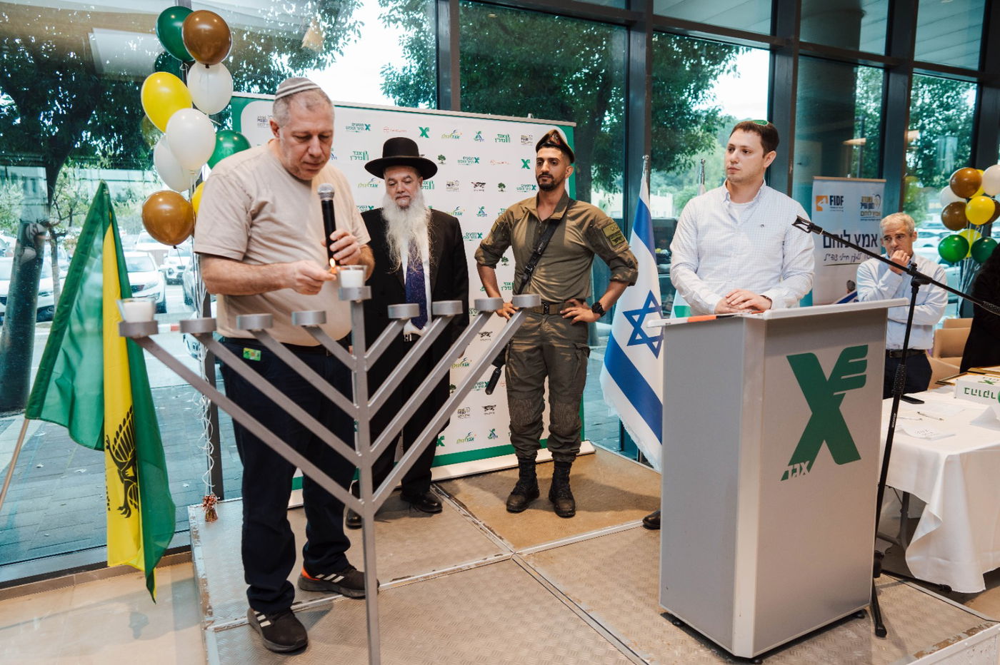 נר ראשון של חנוכה - קבוצת אגד