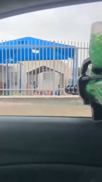 בן 18 תיעד את עצמו יורה מרובה אוויר לעבר חצר גן ילדים באשקלון – ונעצר | תיעוד