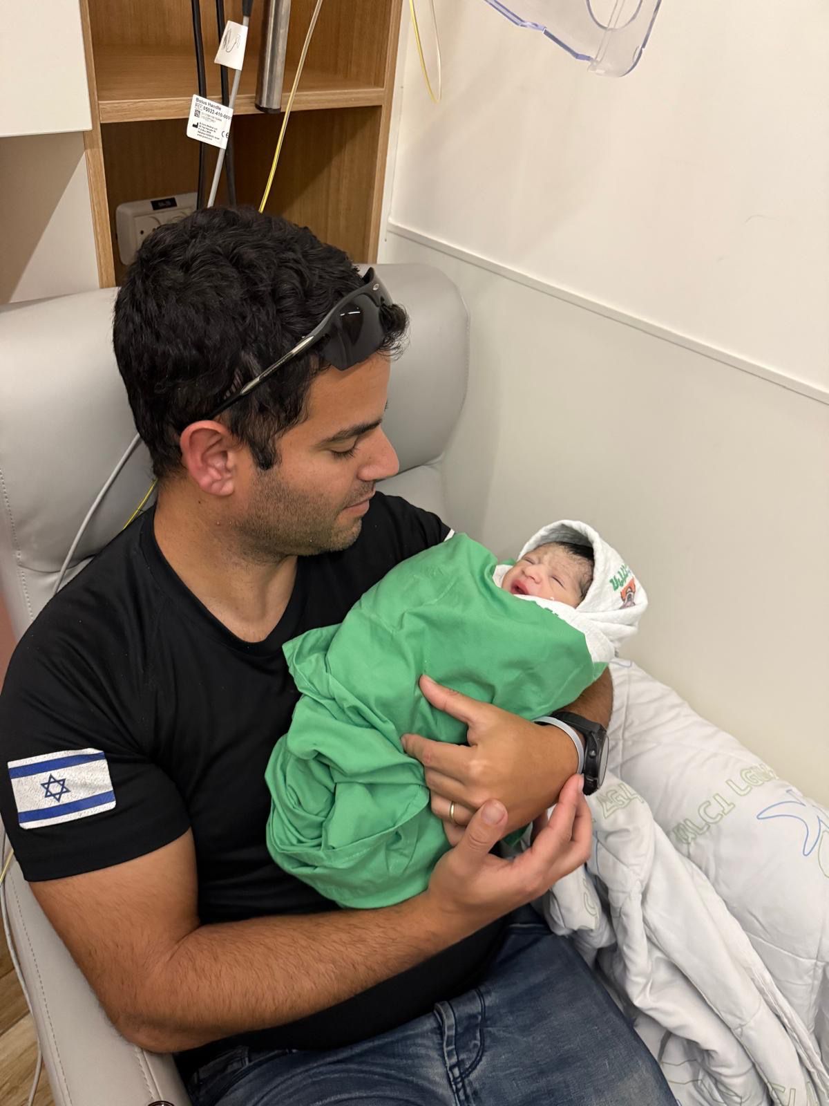 האב המאושר עם בנו שנולד במזל טוב