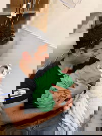 האב המאושר עם בנו שנולד במזל טוב