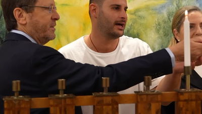 צפו: כך נראית הדלקת נר שלישי של חנוכה בבית הנשיא - עם הלוחם הגיבור