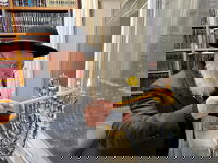 הראשון לציון הגר"י יוסף בהדלקת נר שני של חנוכה | תיעוד