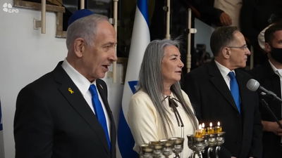 נתניהו חבש כיפה כחולה ושר 'מעוז צור': צפו בהדלקת הנרות בלשכת רוה"מ