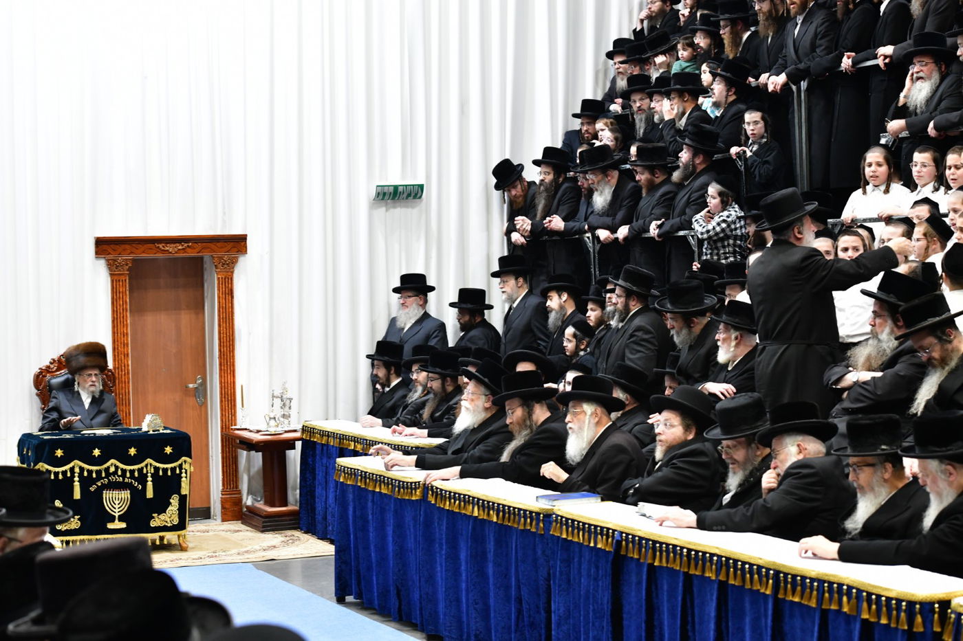 האדמו"ר מסערט ויז'ניץ בהדלקת נרות חנוכה 