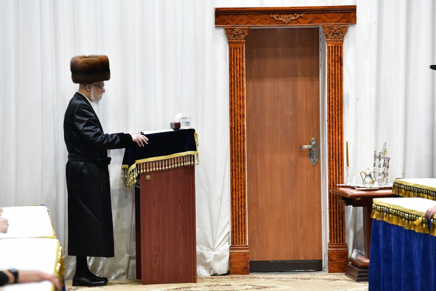 האדמו"ר מסערט ויז'ניץ בהדלקת נרות חנוכה 