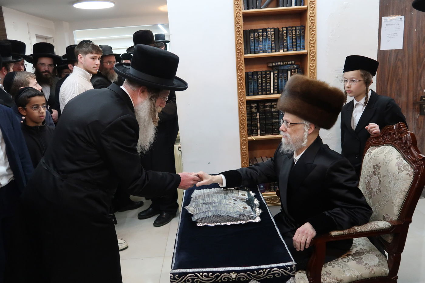 האדמו"ר מסערט ויז'ניץ בהדלקת נרות חנוכה 