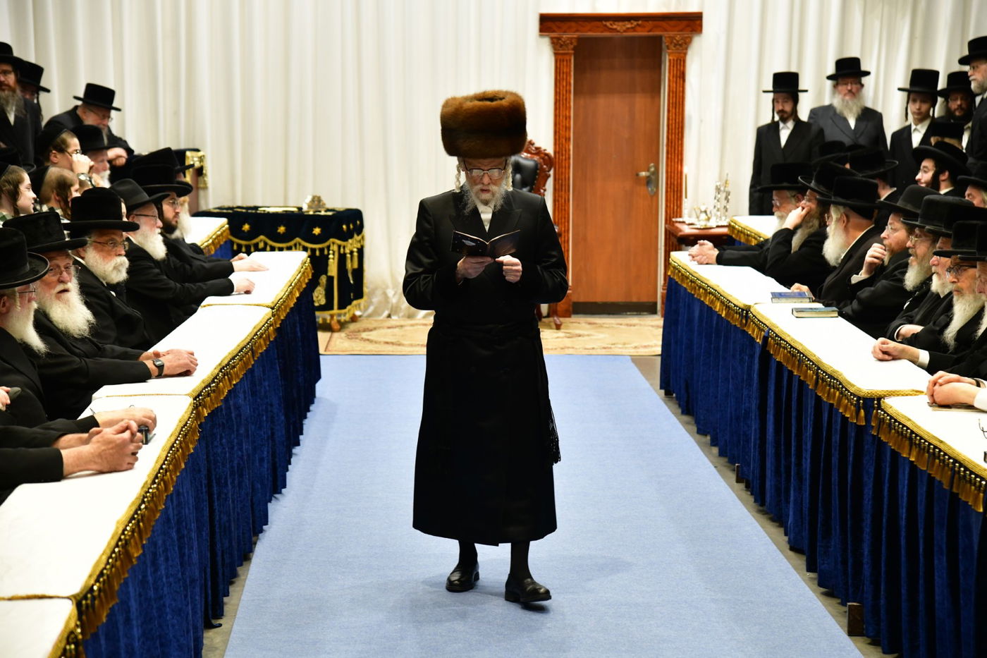 האדמו"ר מסערט ויז'ניץ בהדלקת נרות חנוכה 