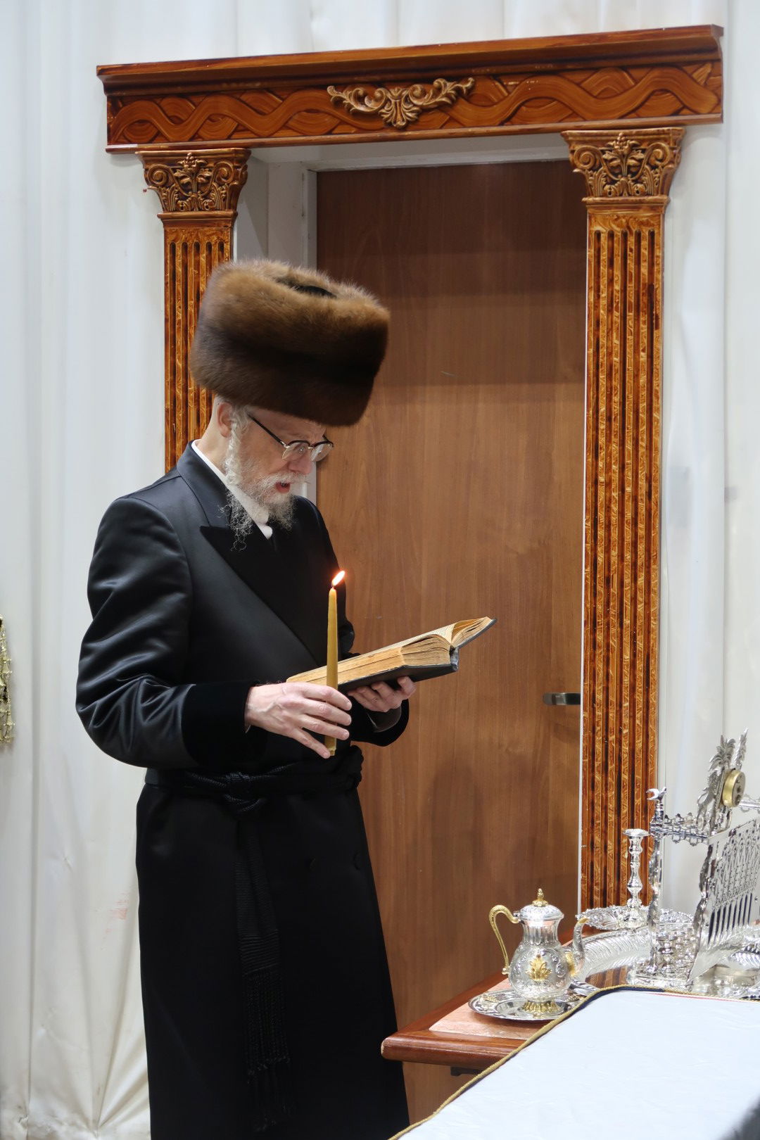 האדמו"ר מסערט ויז'ניץ בהדלקת נרות חנוכה 