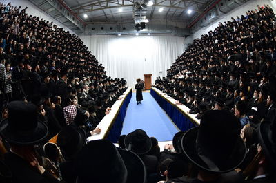 האדמו"ר מסערט ויז'ניץ בהדלקת נרות חנוכה 