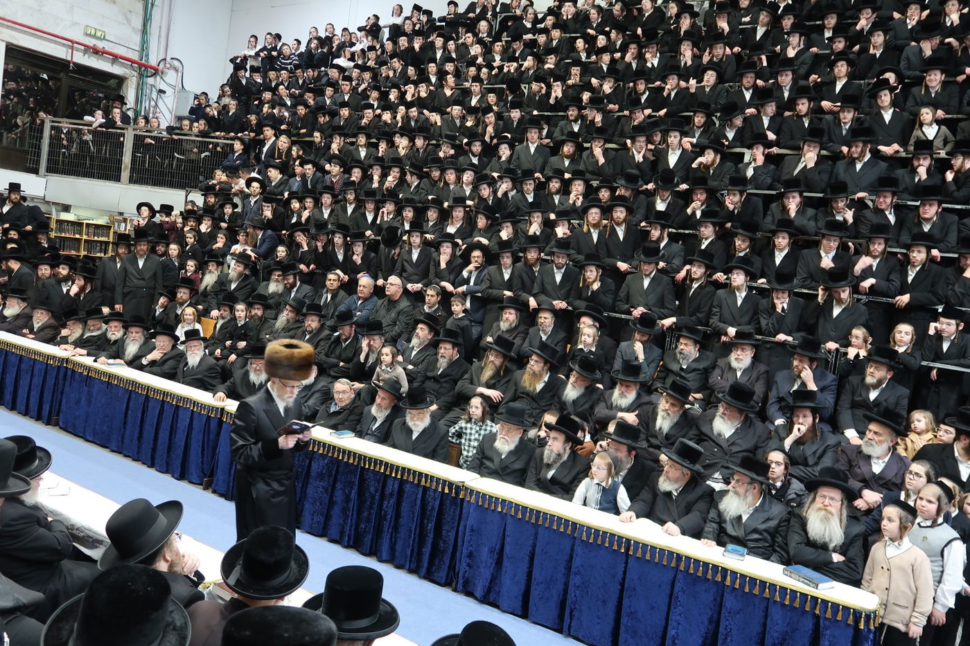 האדמו"ר מסערט ויז'ניץ בהדלקת נרות חנוכה 