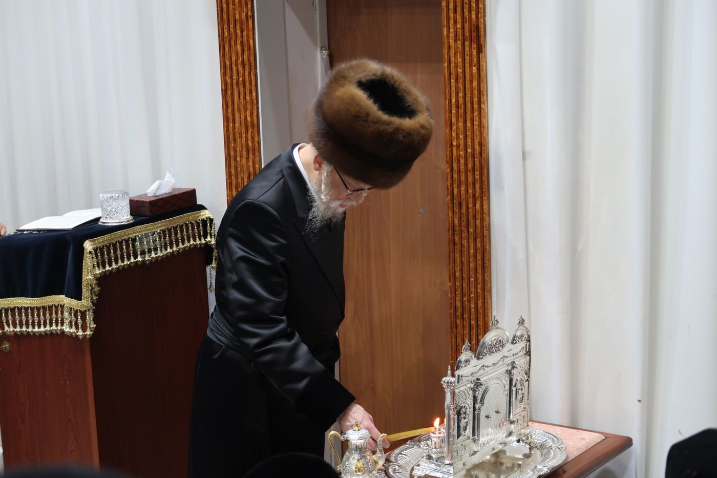 האדמו"ר מסערט ויז'ניץ בהדלקת נרות חנוכה 