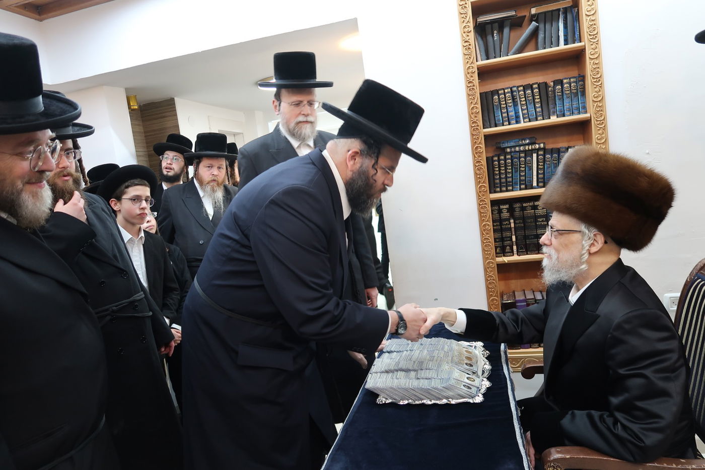 האדמו"ר מסערט ויז'ניץ מעניק חנוכה געלט להרב יוסף יצחק יעקבוביץ