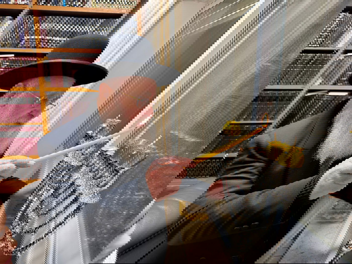 הראש"ל הגר"י יוסף בהדלקת נר שני של חנוכה