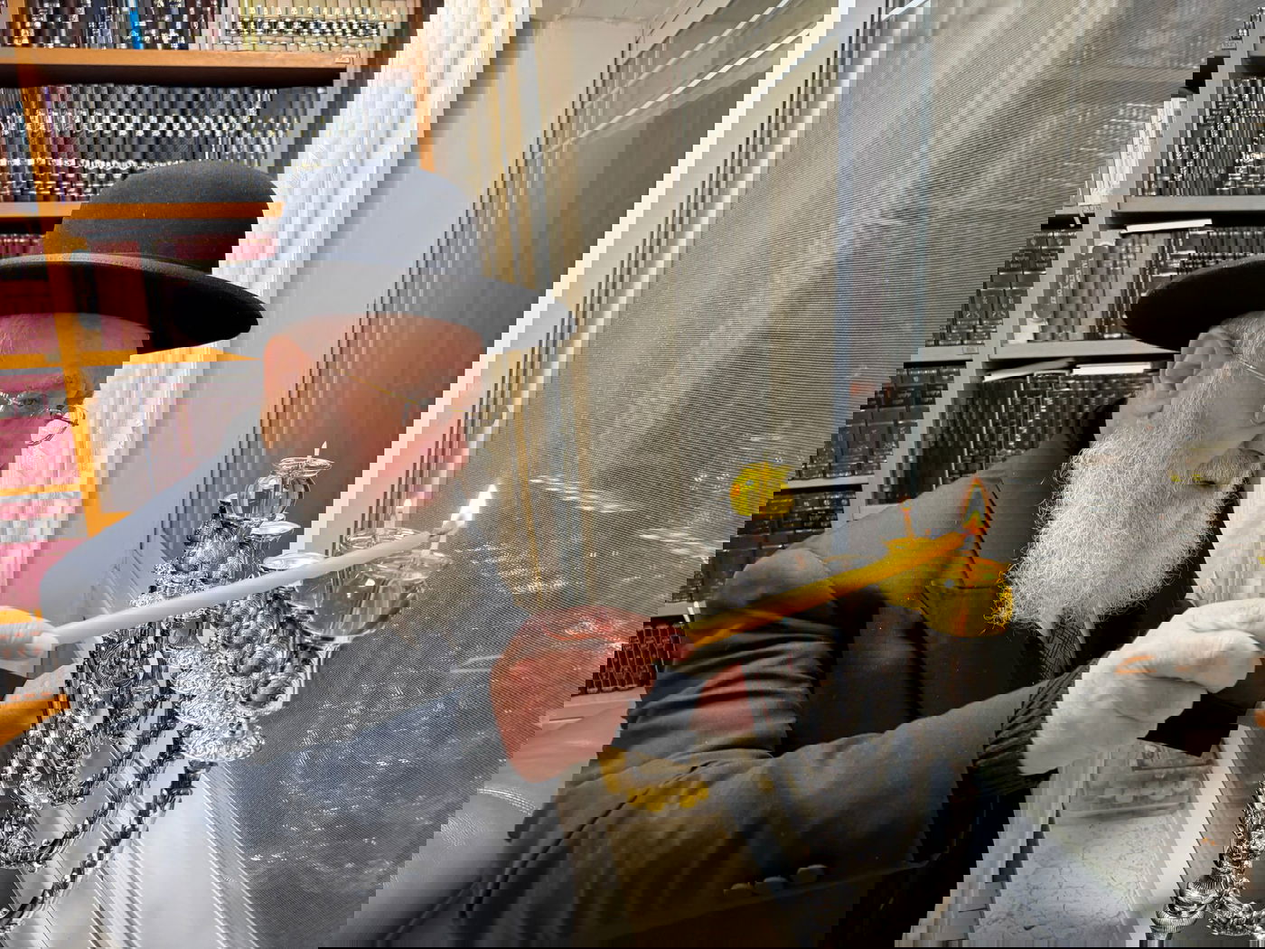 הראש"ל הגר"י יוסף בהדלקת נר שני של חנוכה