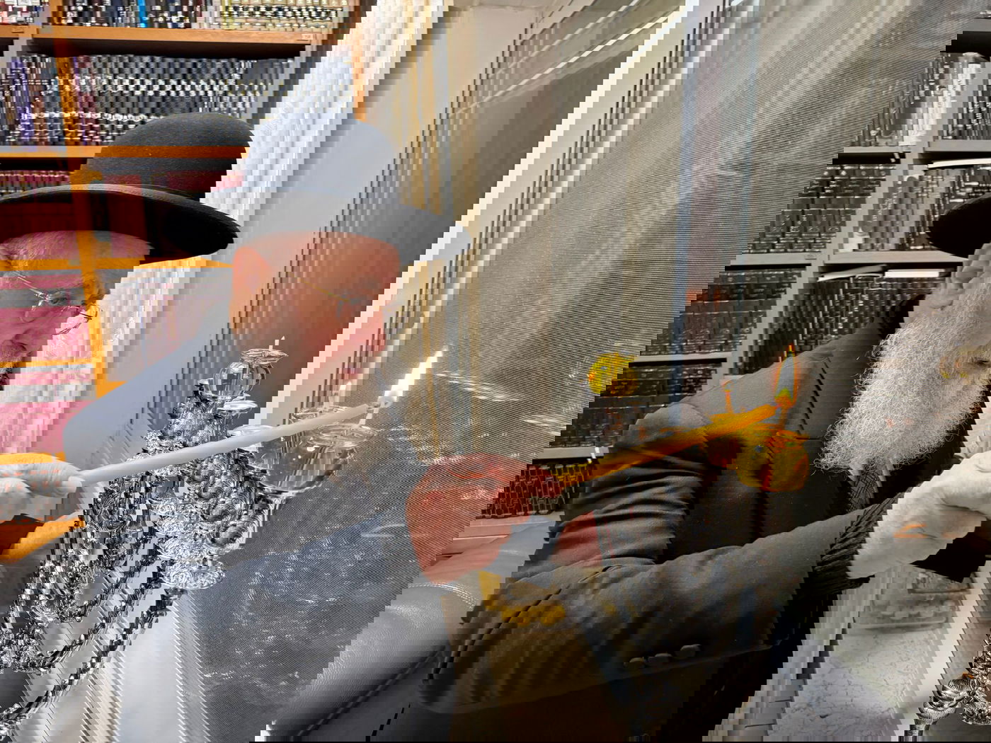 הראש"ל הגר"י יוסף בהדלקת נר שני של חנוכה