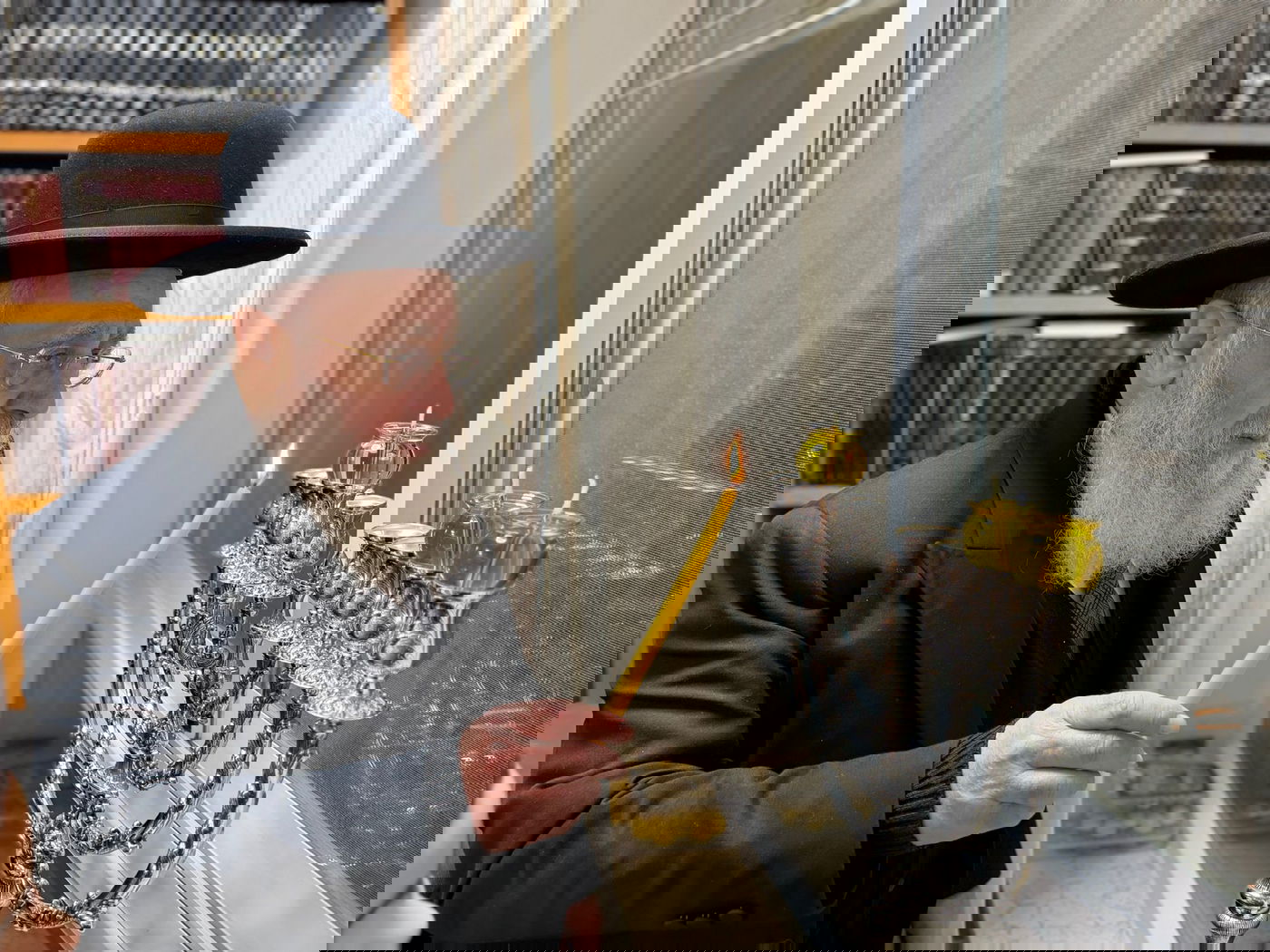 הראש"ל הגר"י יוסף בהדלקת נר שני של חנוכה