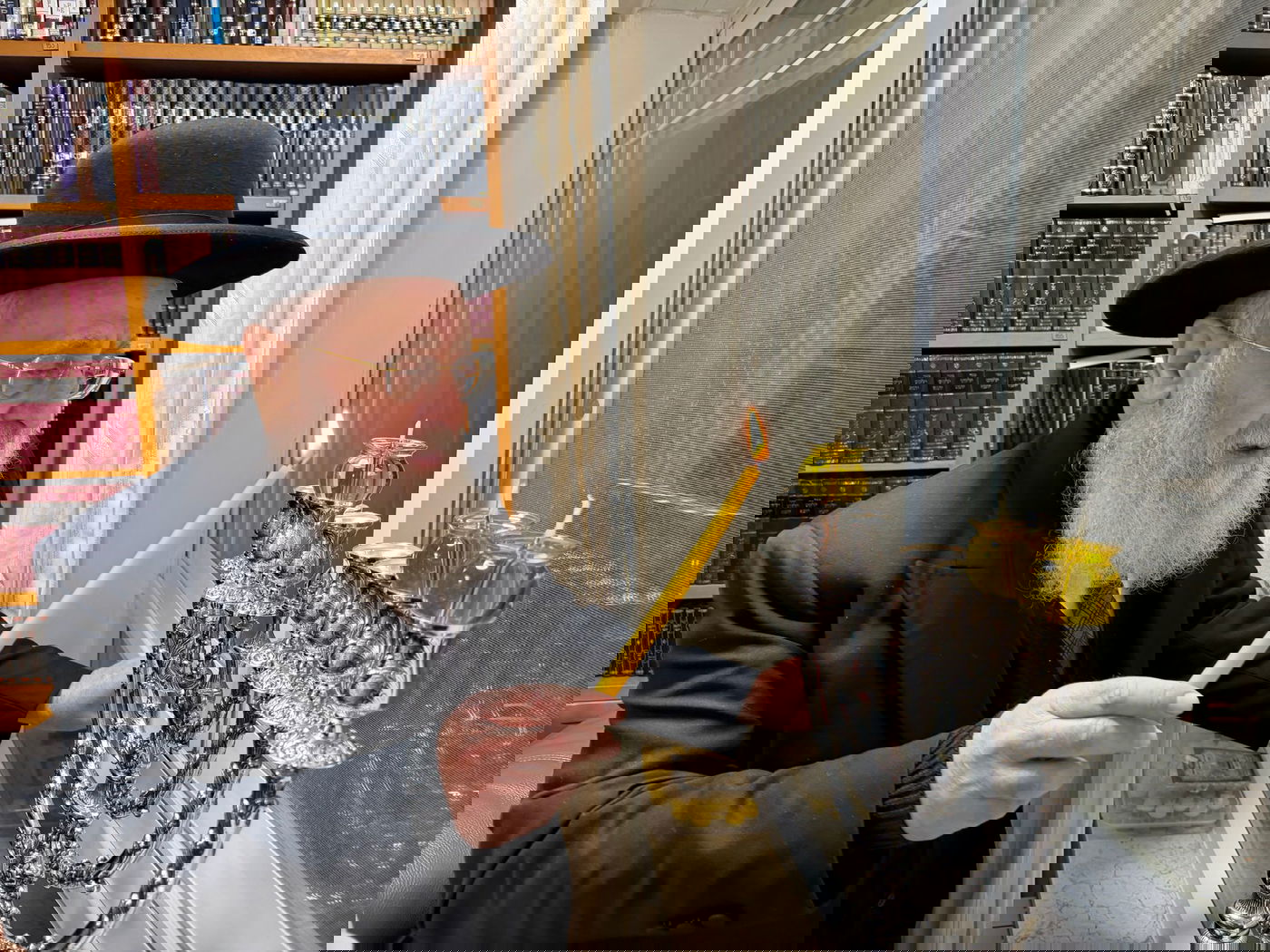 הראש"ל הגר"י יוסף בהדלקת נר שני של חנוכה