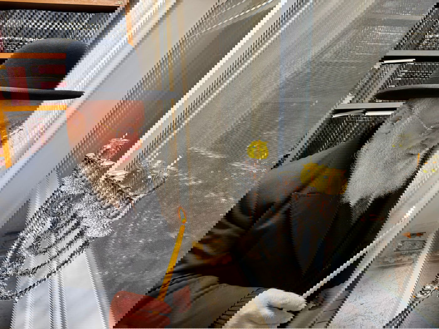 הראש"ל הגר"י יוסף בהדלקת נר שני של חנוכה