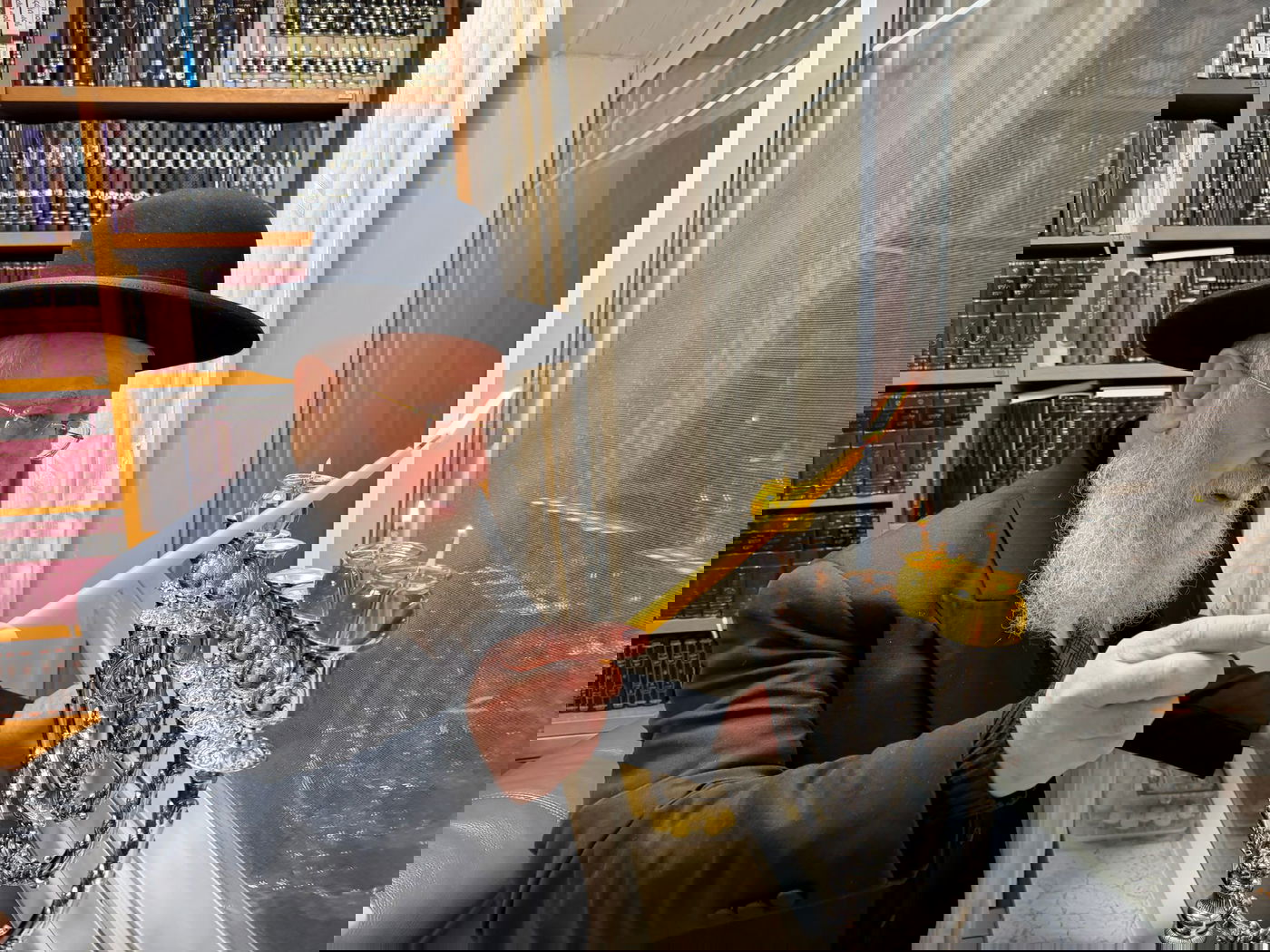 הראש"ל הגר"י יוסף בהדלקת נר שני של חנוכה