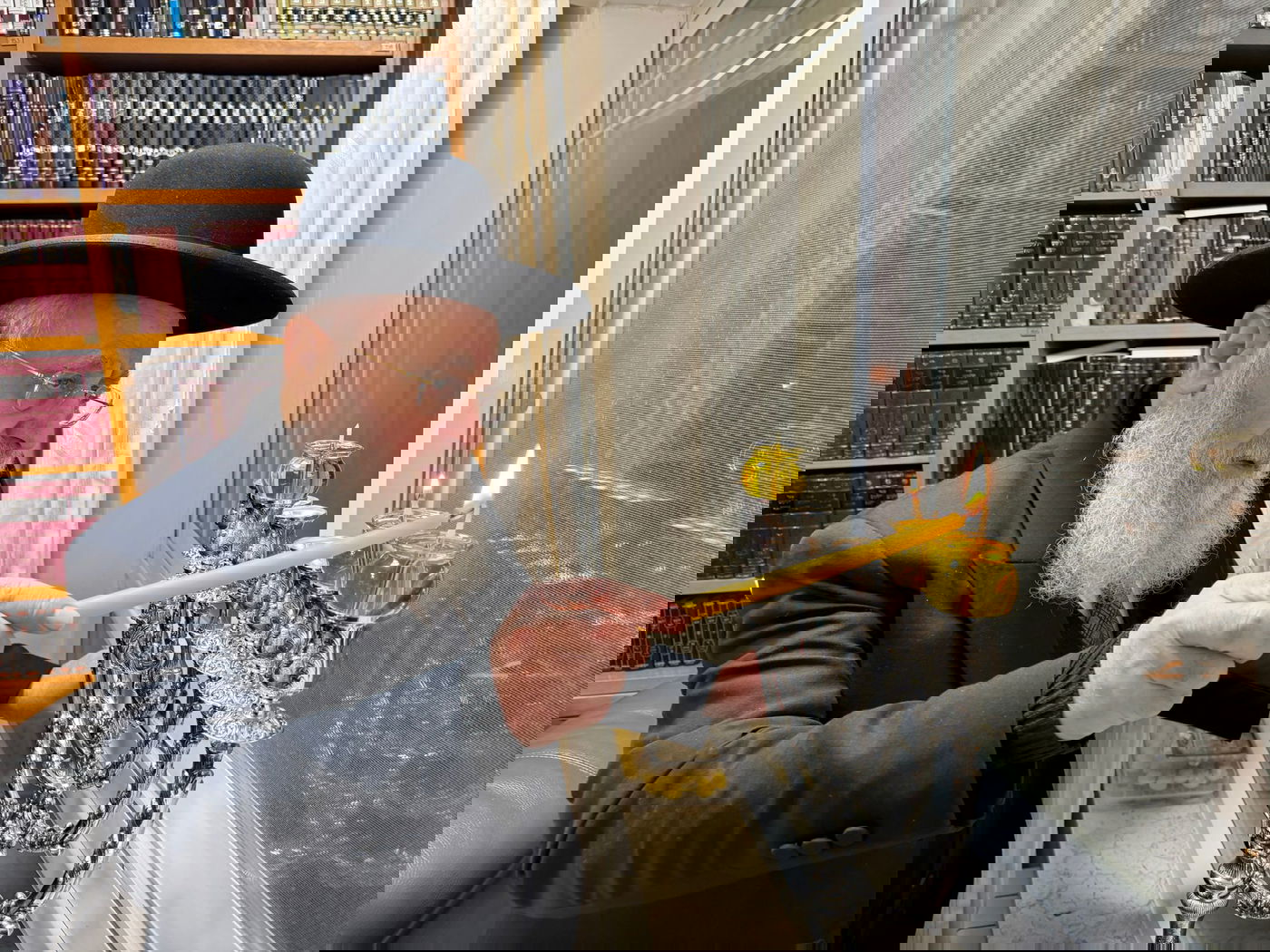 הראש"ל הגר"י יוסף בהדלקת נר שני של חנוכה