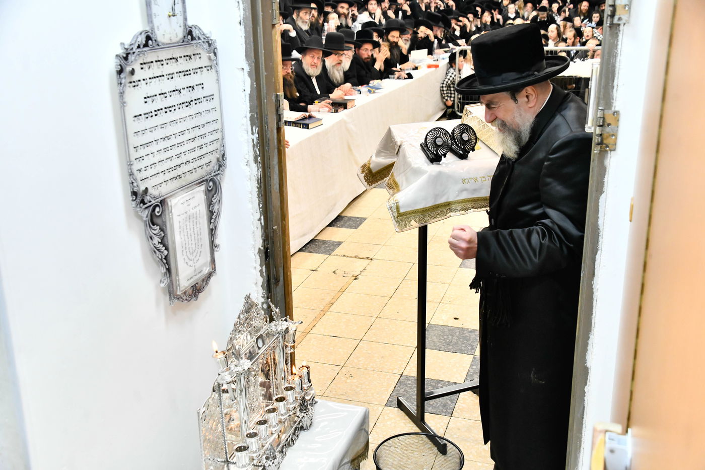 האדמו"ר מרחמסטריווקא בהדלקת נרות חנוכה