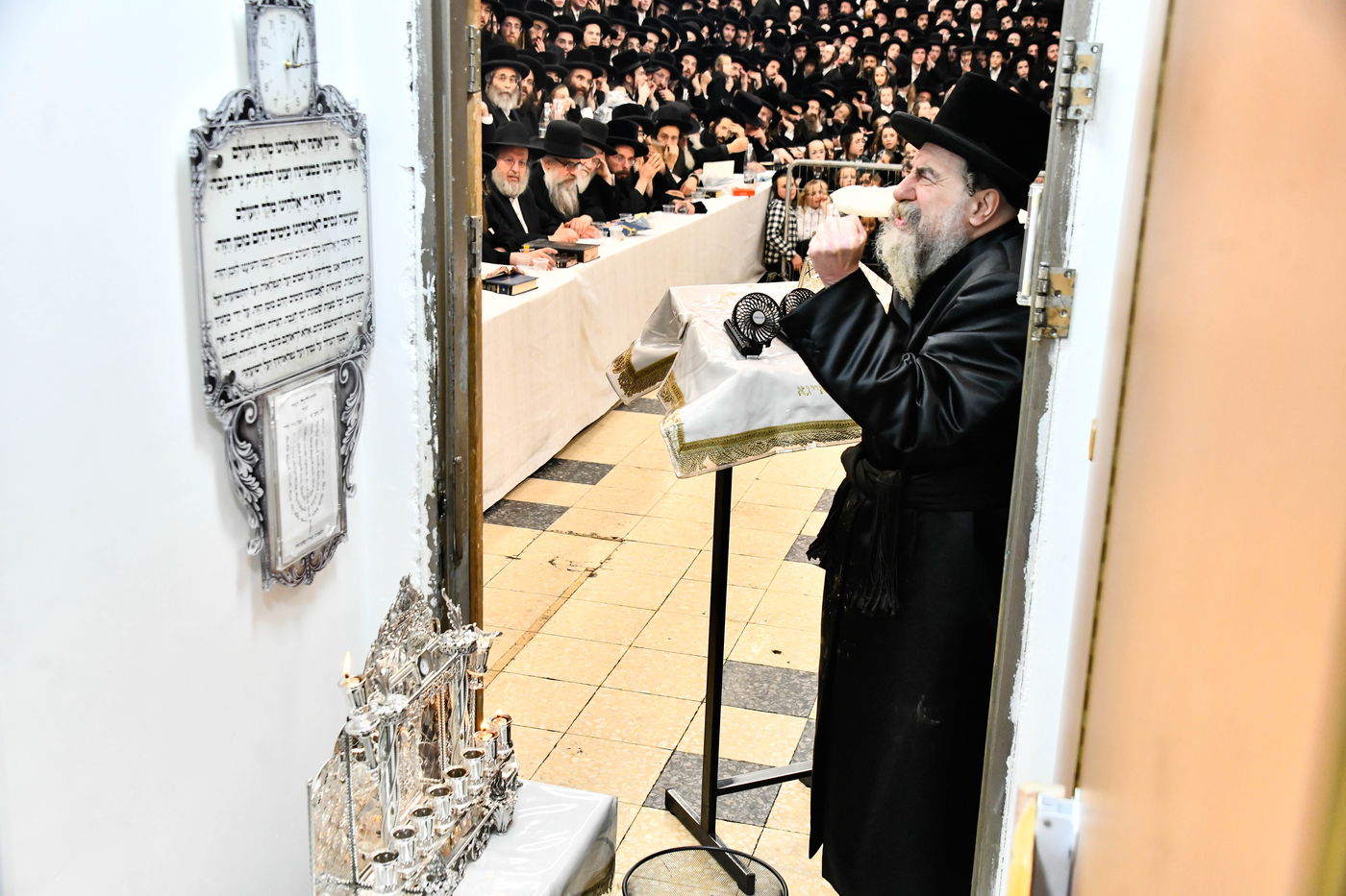 האדמו"ר מרחמסטריווקא בהדלקת נרות חנוכה