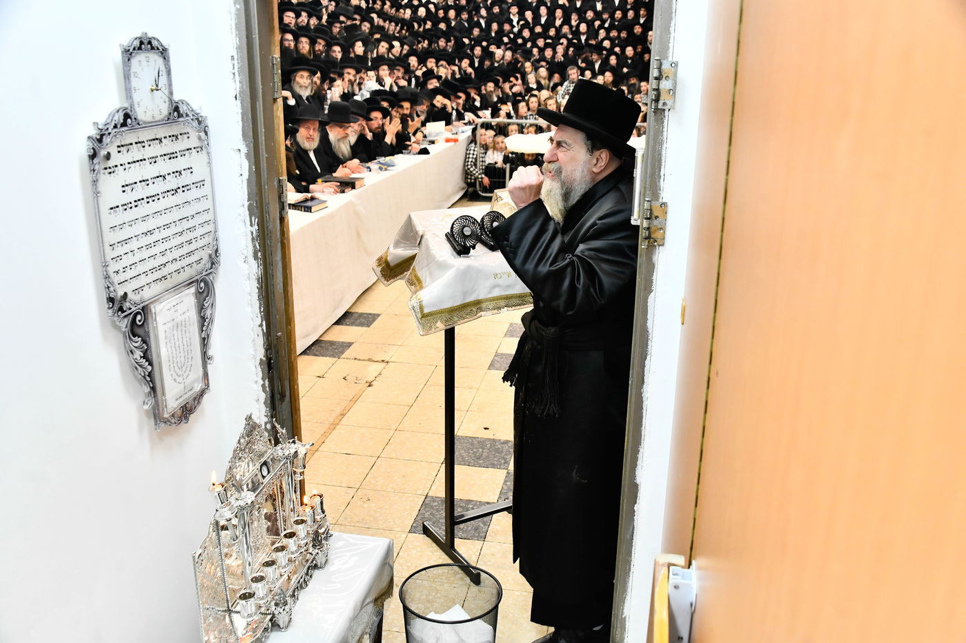 האדמו"ר מרחמסטריווקא בהדלקת נרות חנוכה