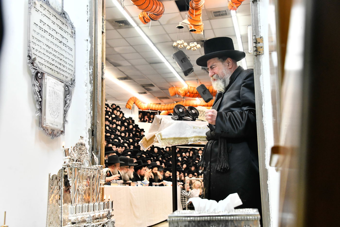 האדמו"ר מרחמסטריווקא בהדלקת נרות חנוכה