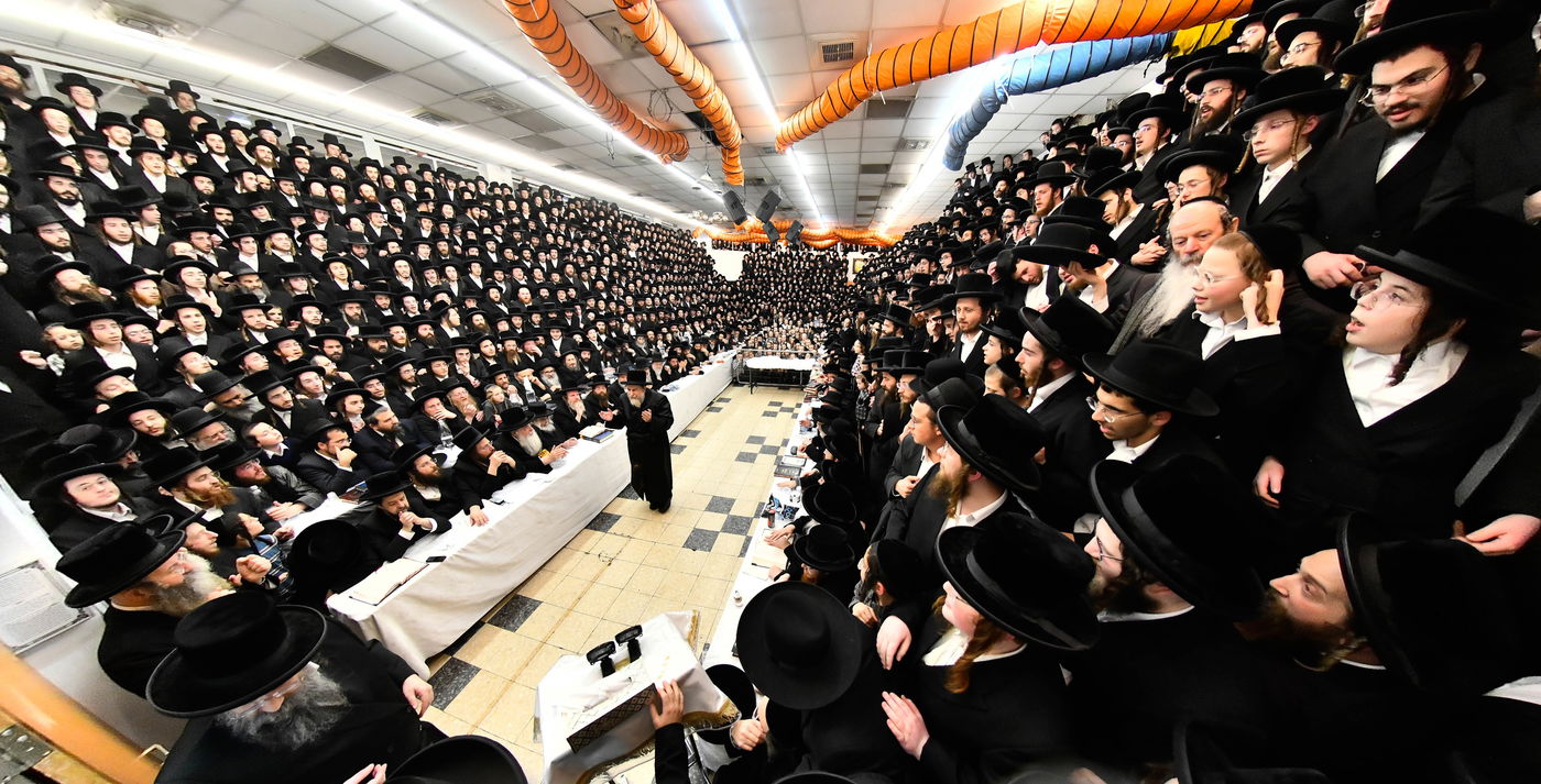 האדמו"ר מרחמסטריווקא בהדלקת נרות חנוכה