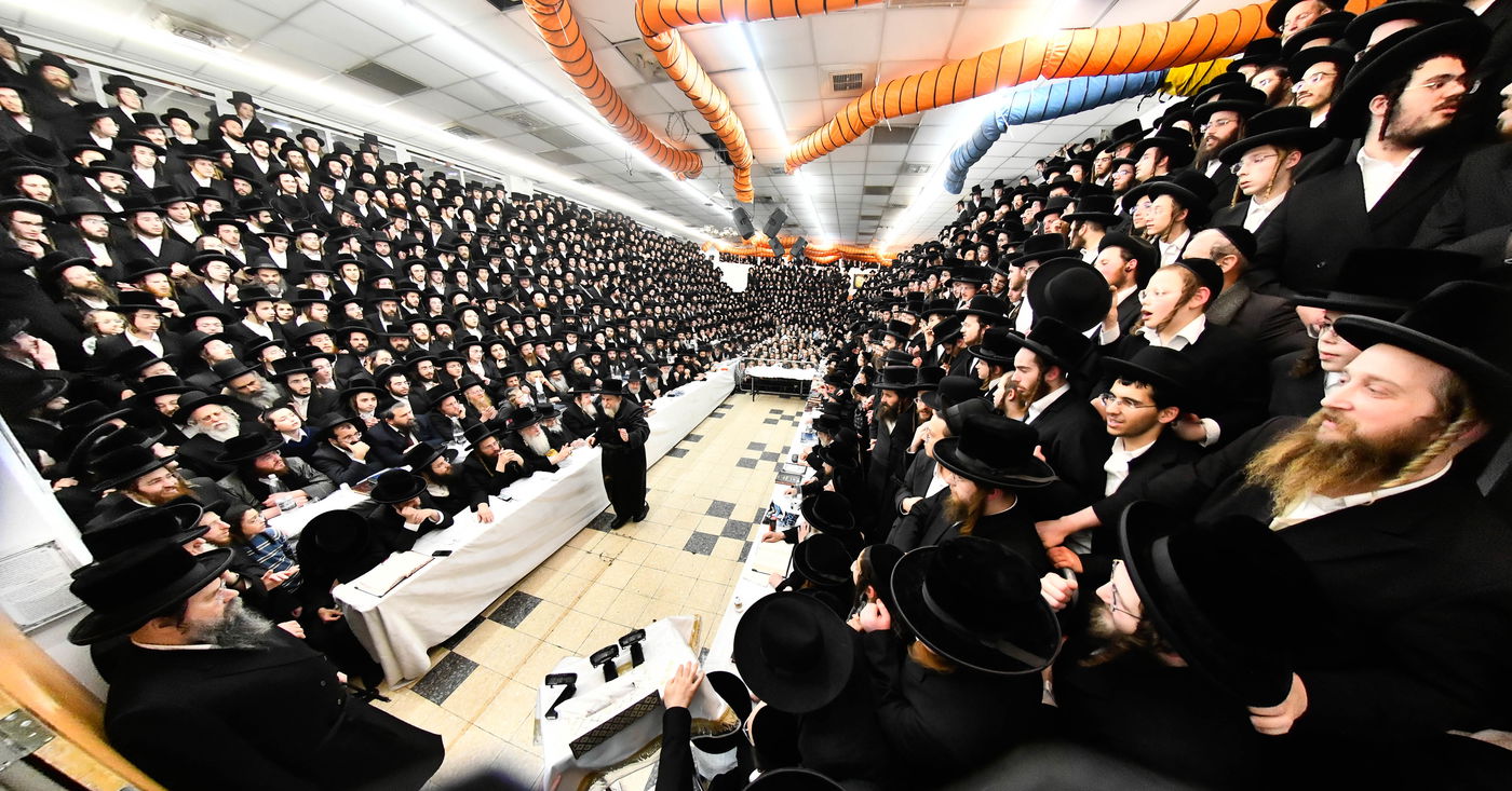 האדמו"ר מרחמסטריווקא בהדלקת נרות חנוכה