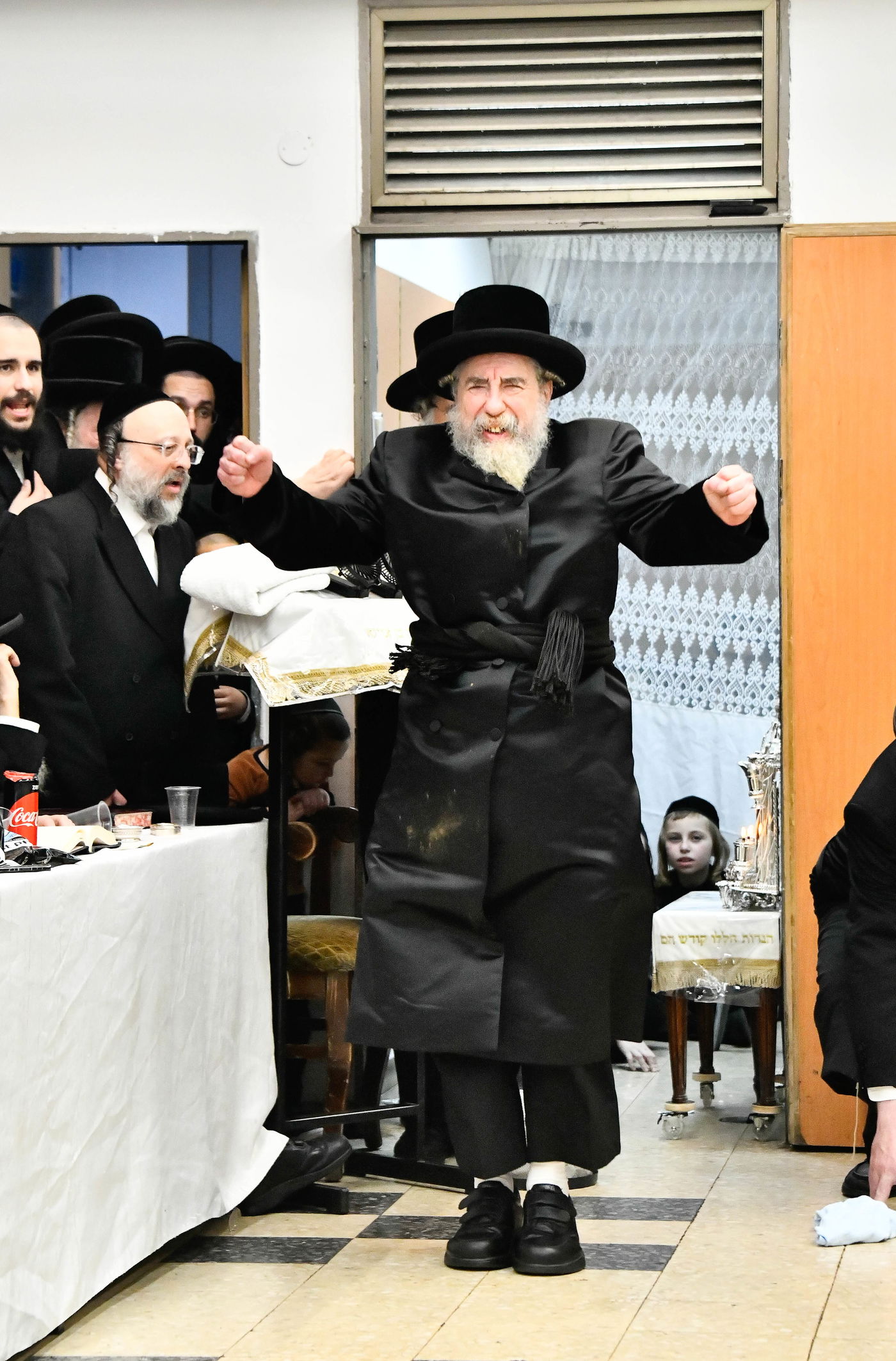 האדמו"ר מרחמסטריווקא בהדלקת נרות חנוכה