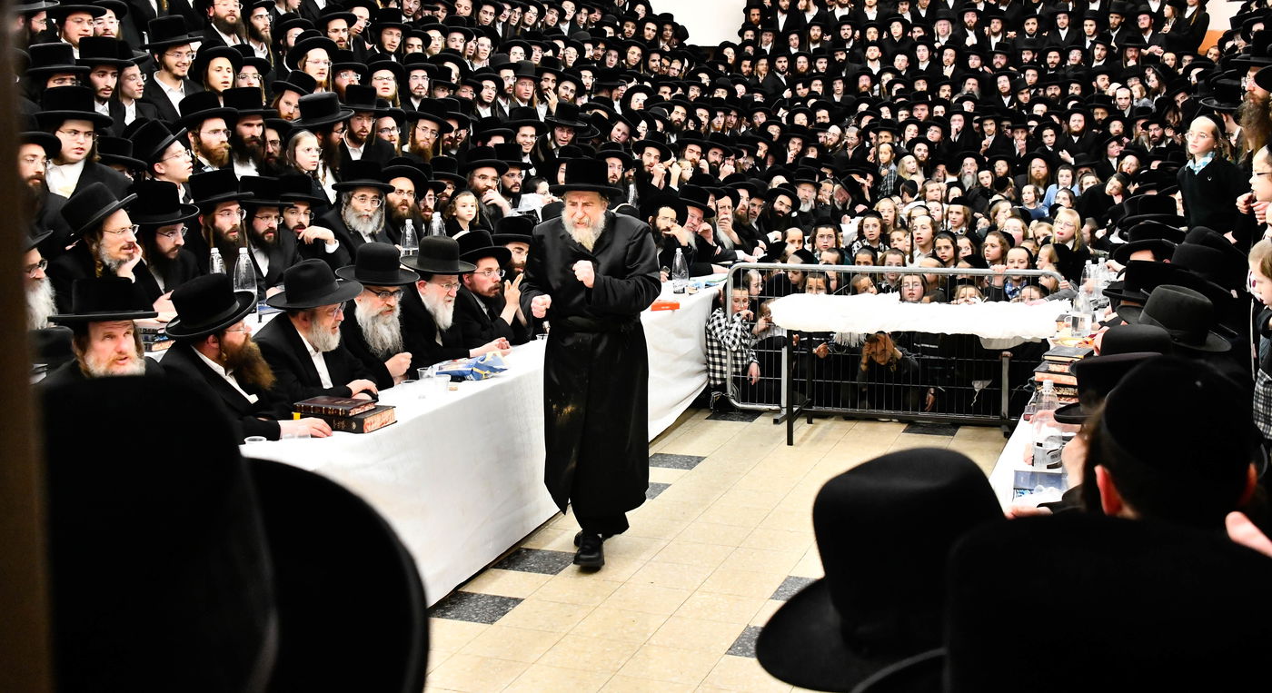 האדמו"ר מרחמסטריווקא בהדלקת נרות חנוכה