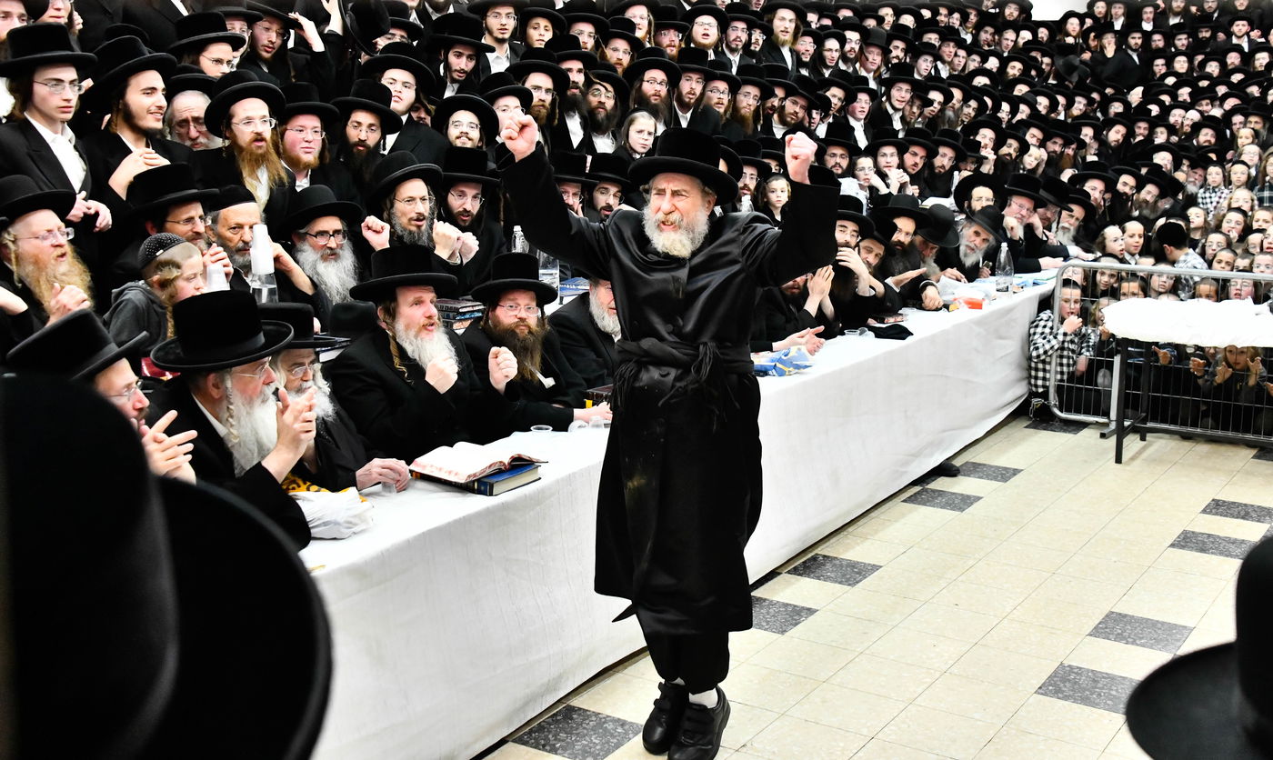 האדמו"ר מרחמסטריווקא בהדלקת נרות חנוכה