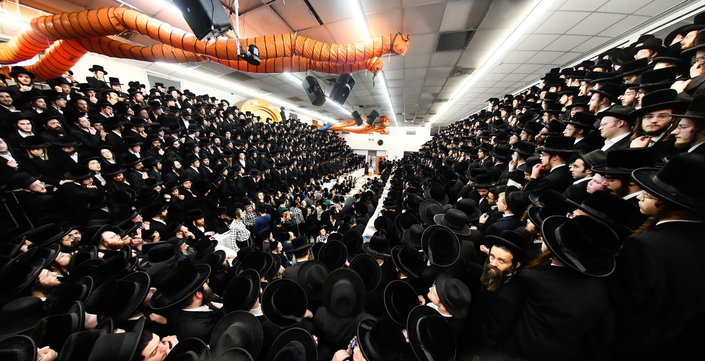 האדמו"ר מרחמסטריווקא בהדלקת נרות חנוכה