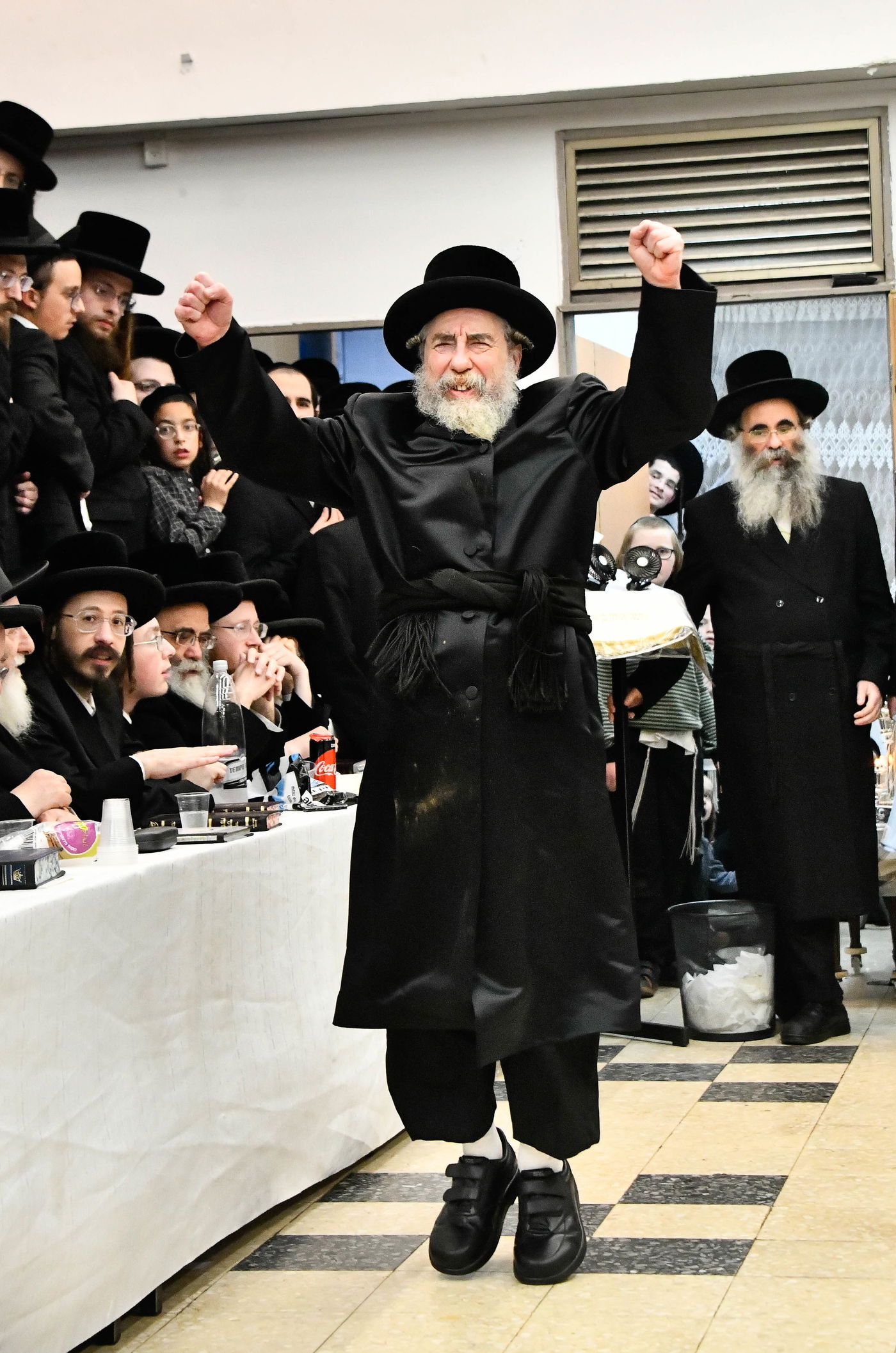 האדמו"ר מרחמסטריווקא בהדלקת נרות חנוכה