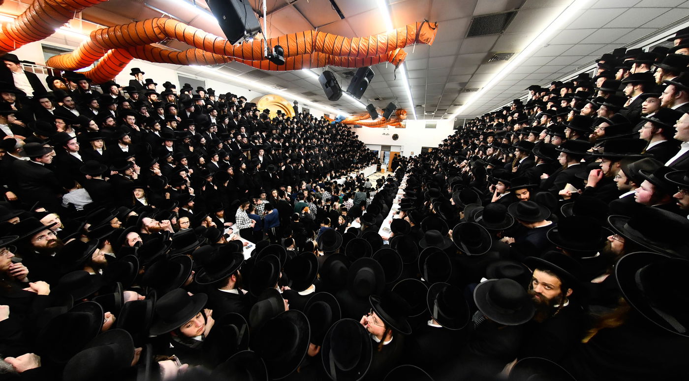 האדמו"ר מרחמסטריווקא בהדלקת נרות חנוכה