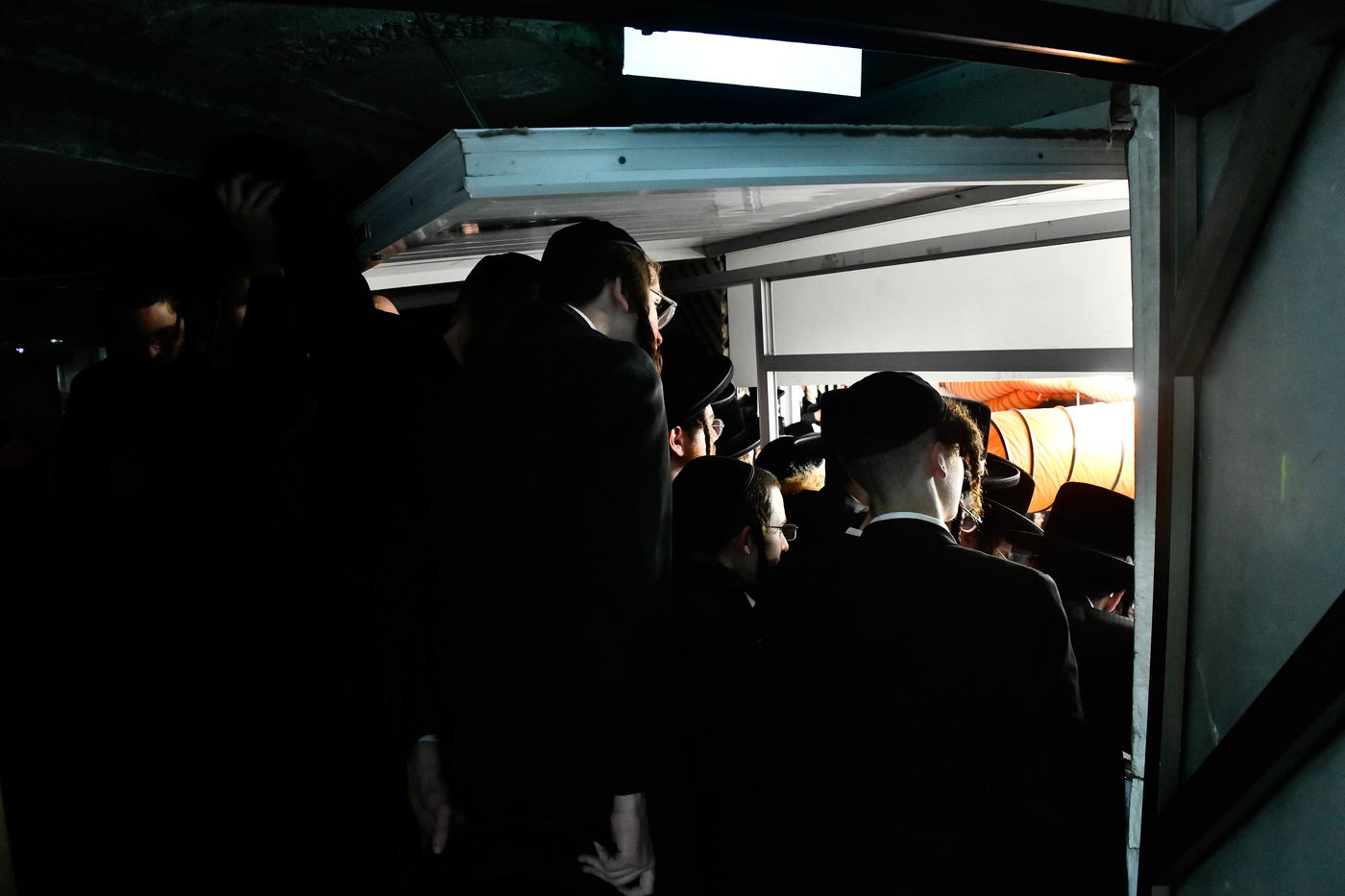 האדמו"ר מרחמסטריווקא בהדלקת נרות חנוכה