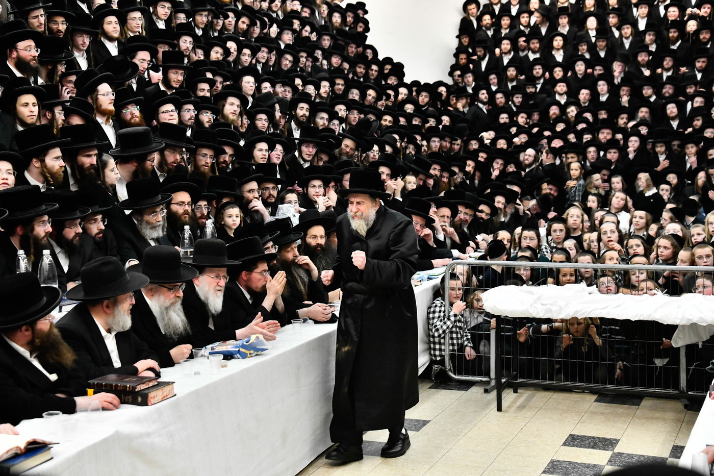 האדמו"ר מרחמסטריווקא בהדלקת נרות חנוכה