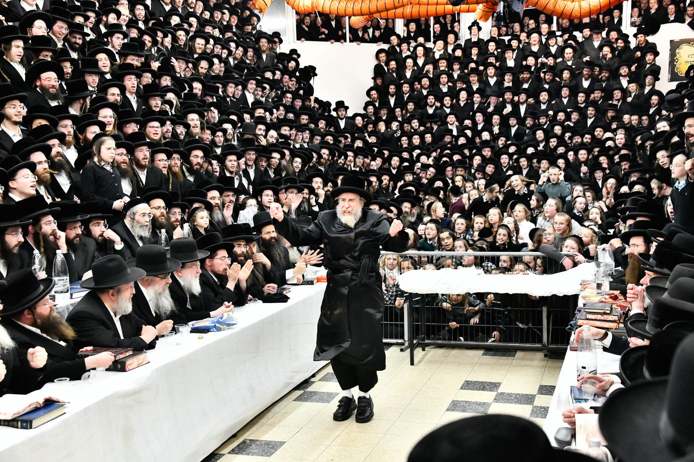 האדמו"ר מרחמסטריווקא בהדלקת נרות חנוכה