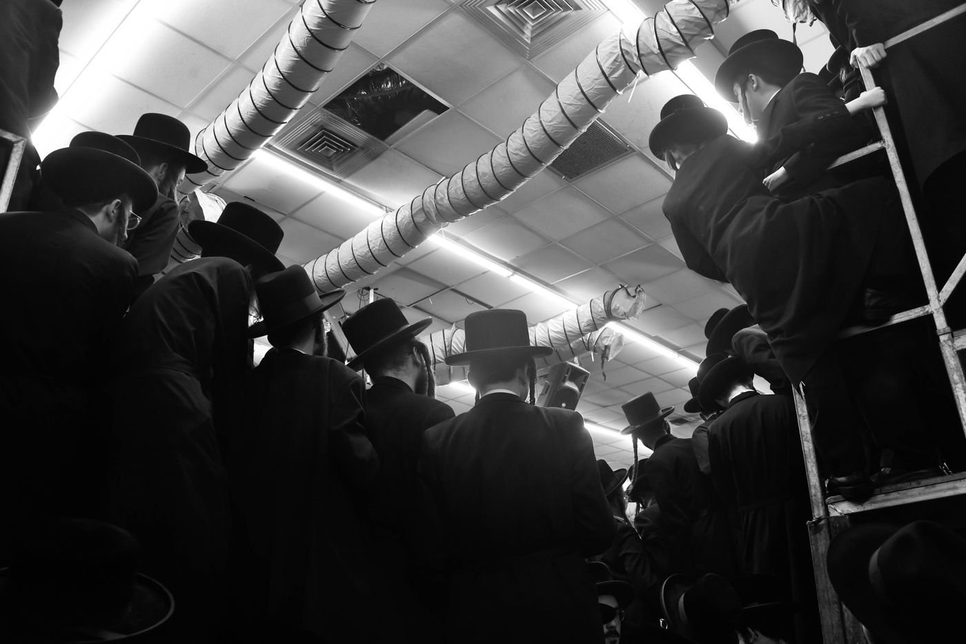 האדמו"ר מרחמסטריווקא בהדלקת נרות חנוכה