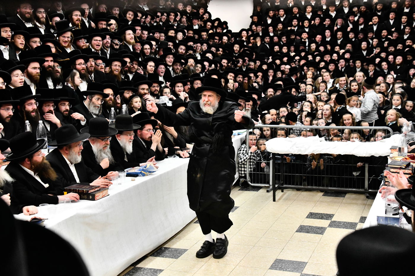 האדמו"ר מרחמסטריווקא בהדלקת נרות חנוכה