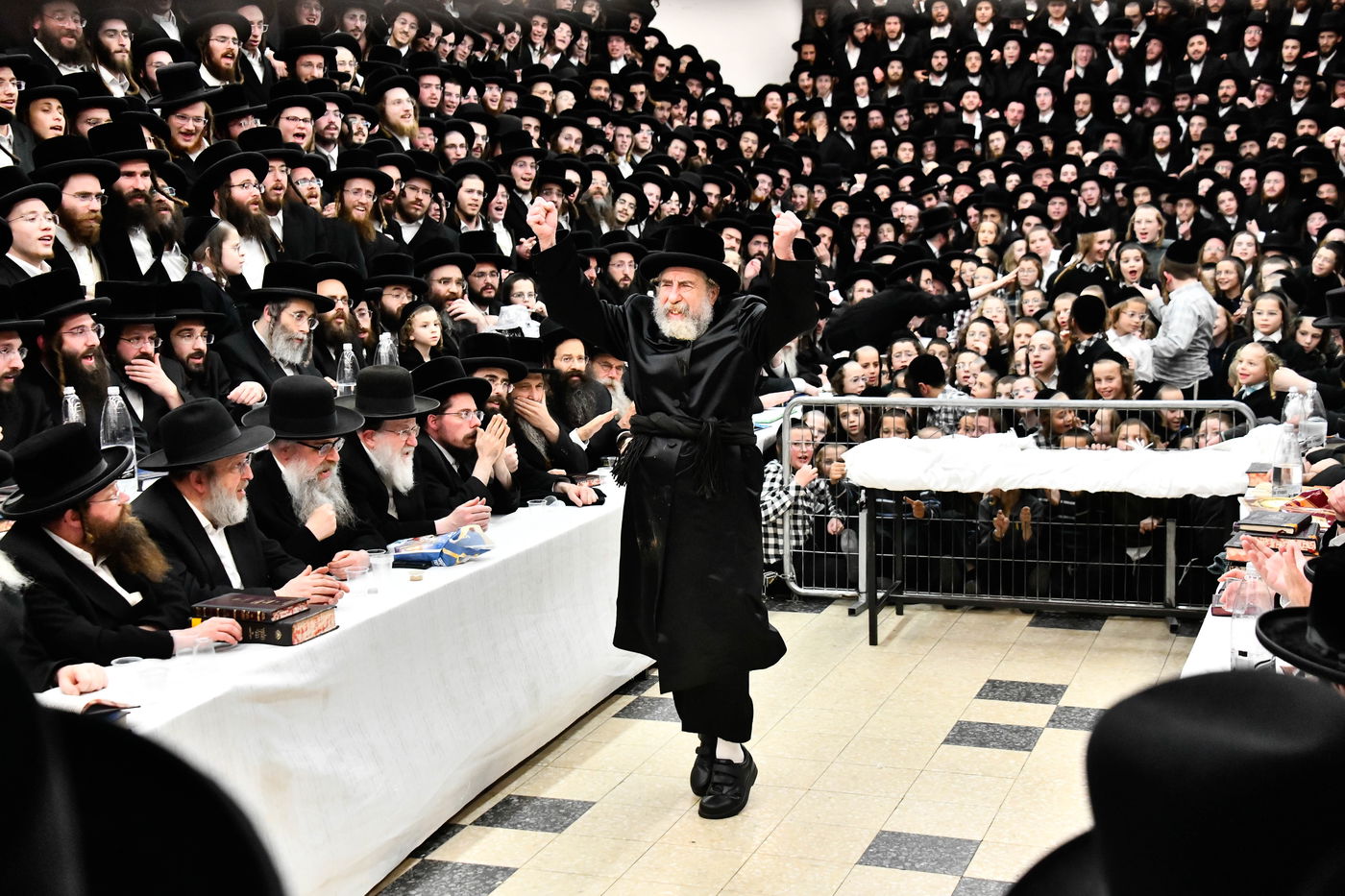 האדמו"ר מרחמסטריווקא בהדלקת נרות חנוכה