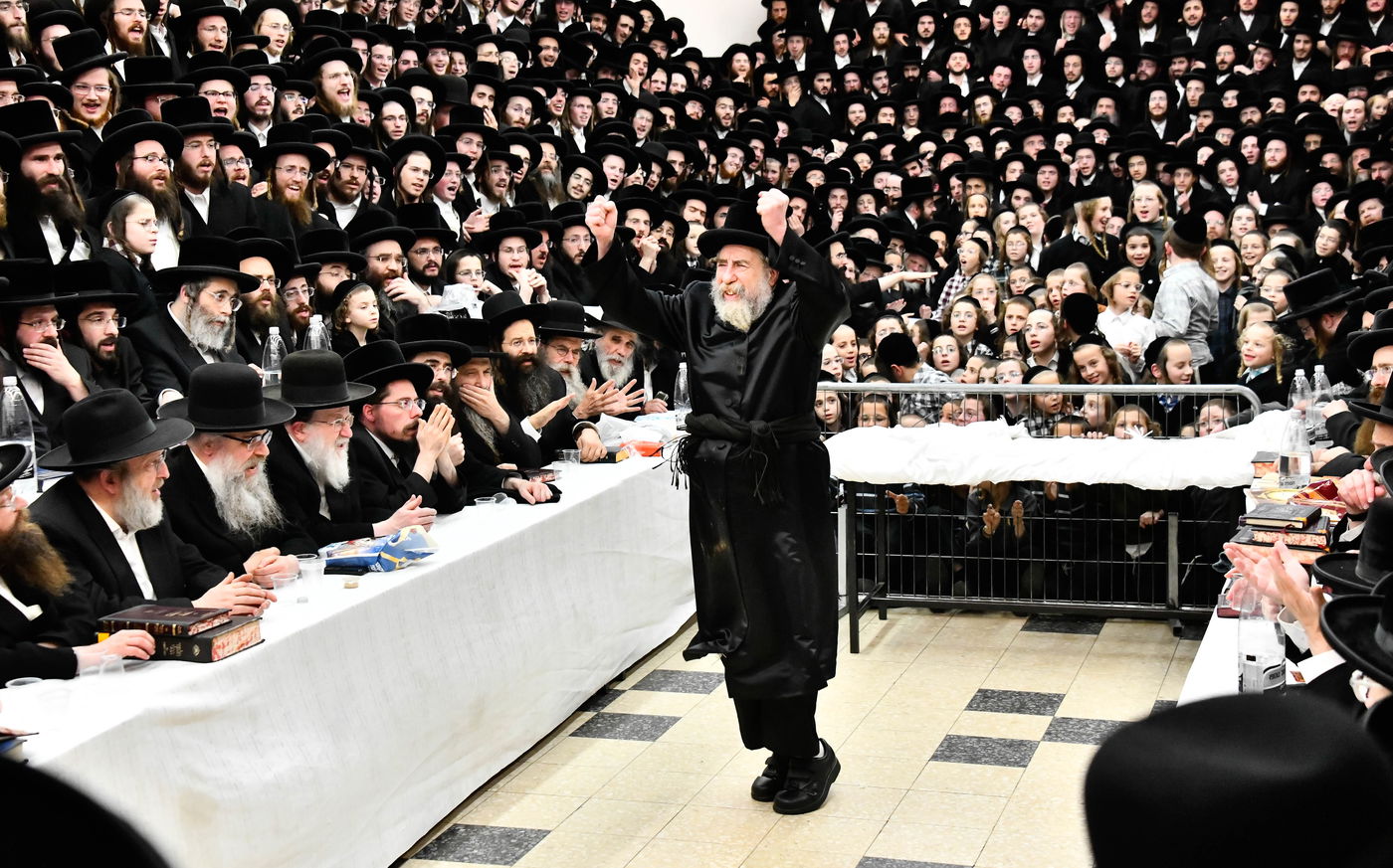 האדמו"ר מרחמסטריווקא בהדלקת נרות חנוכה