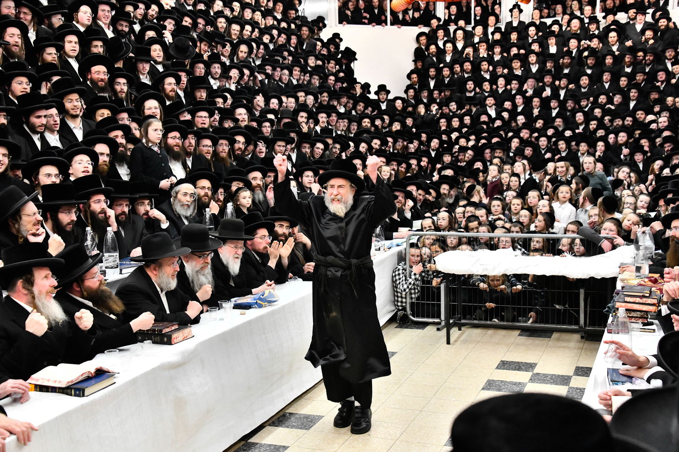 האדמו"ר מרחמסטריווקא בהדלקת נרות חנוכה