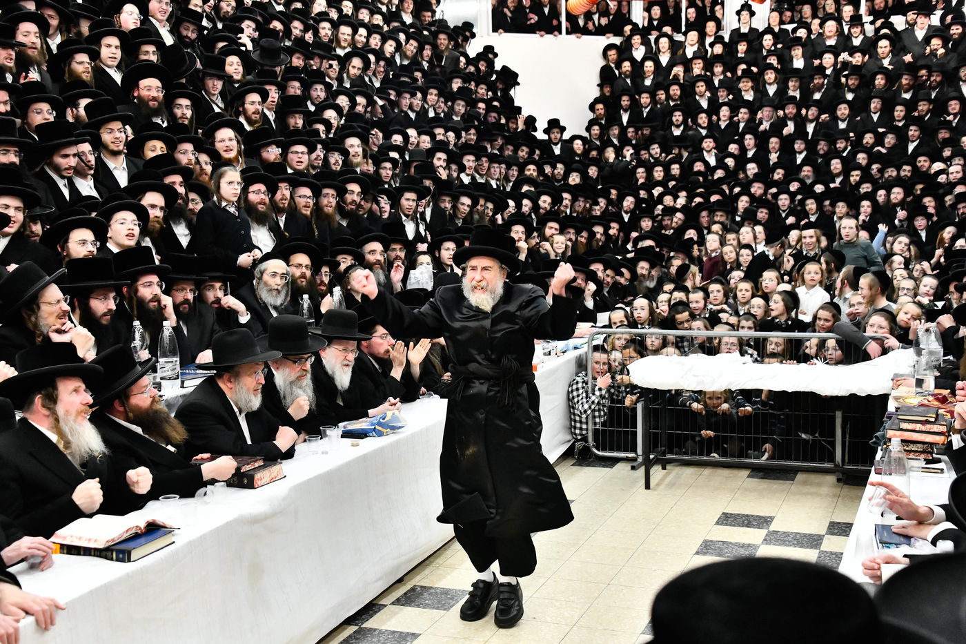 האדמו"ר מרחמסטריווקא בהדלקת נרות חנוכה